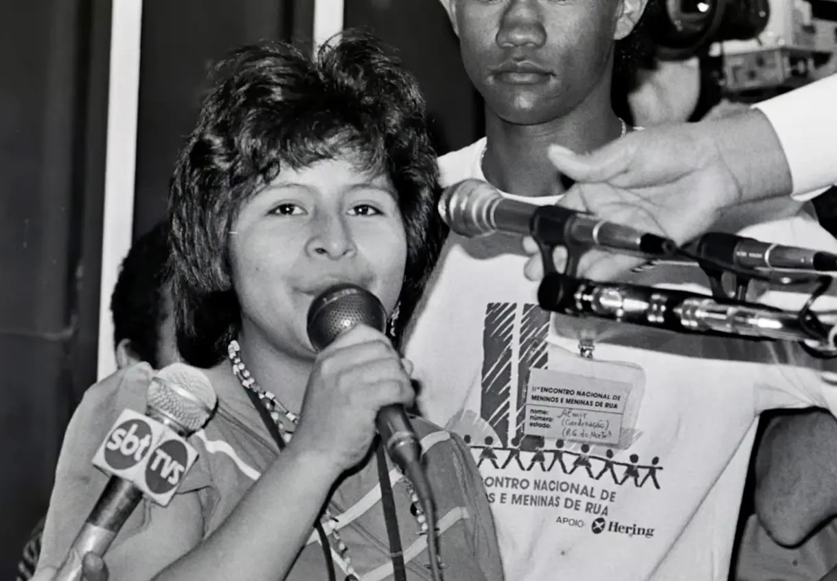 Educadores em atividade com crianças (Movimento Nacional dos Meninos e Meninas de Rua)